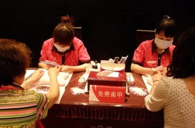 從麻辣燙到海底撈 美甲服務背后，火鍋品牌拼的遠不止是貼心